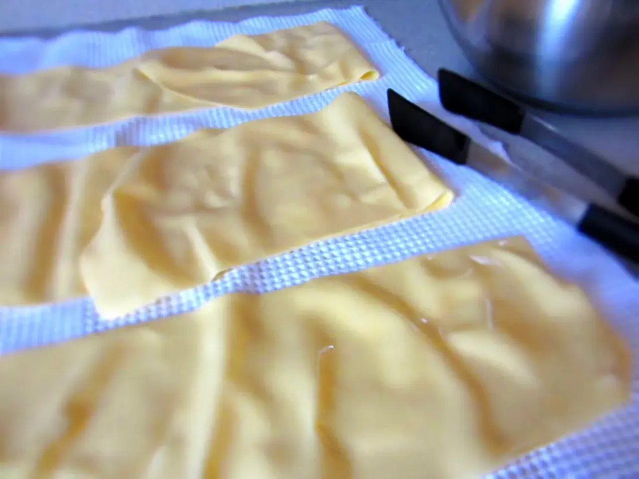 Domowe ciasto na lasagne zamiast gotowych płatów. Przepis na pyszne danie.