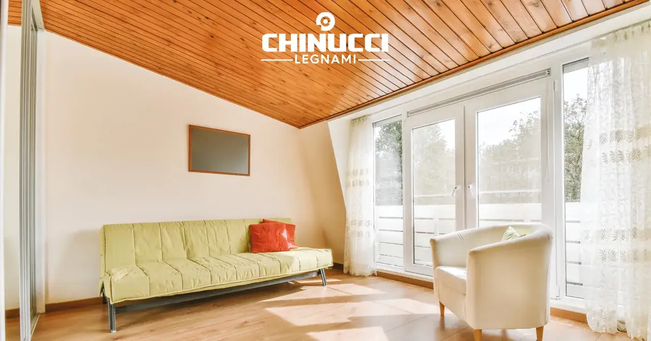 Accogliente soggiorno con controsoffitto in legno fai da te, divano verde e poltrona bianca.