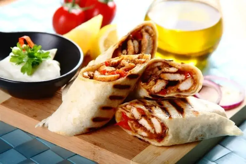 tortilla z kurczakiem grillowanym i sosem