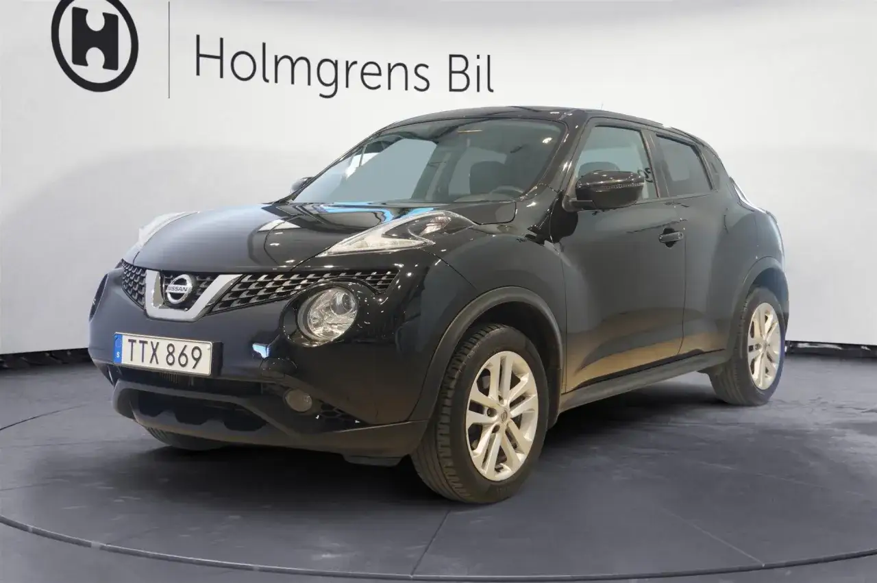 Svart Nissan Juke, registreringsnummer TTX 869, står på en roterande platta. Ett potentiellt nissan juke problem kan vara att den är för snygg för att säljas.