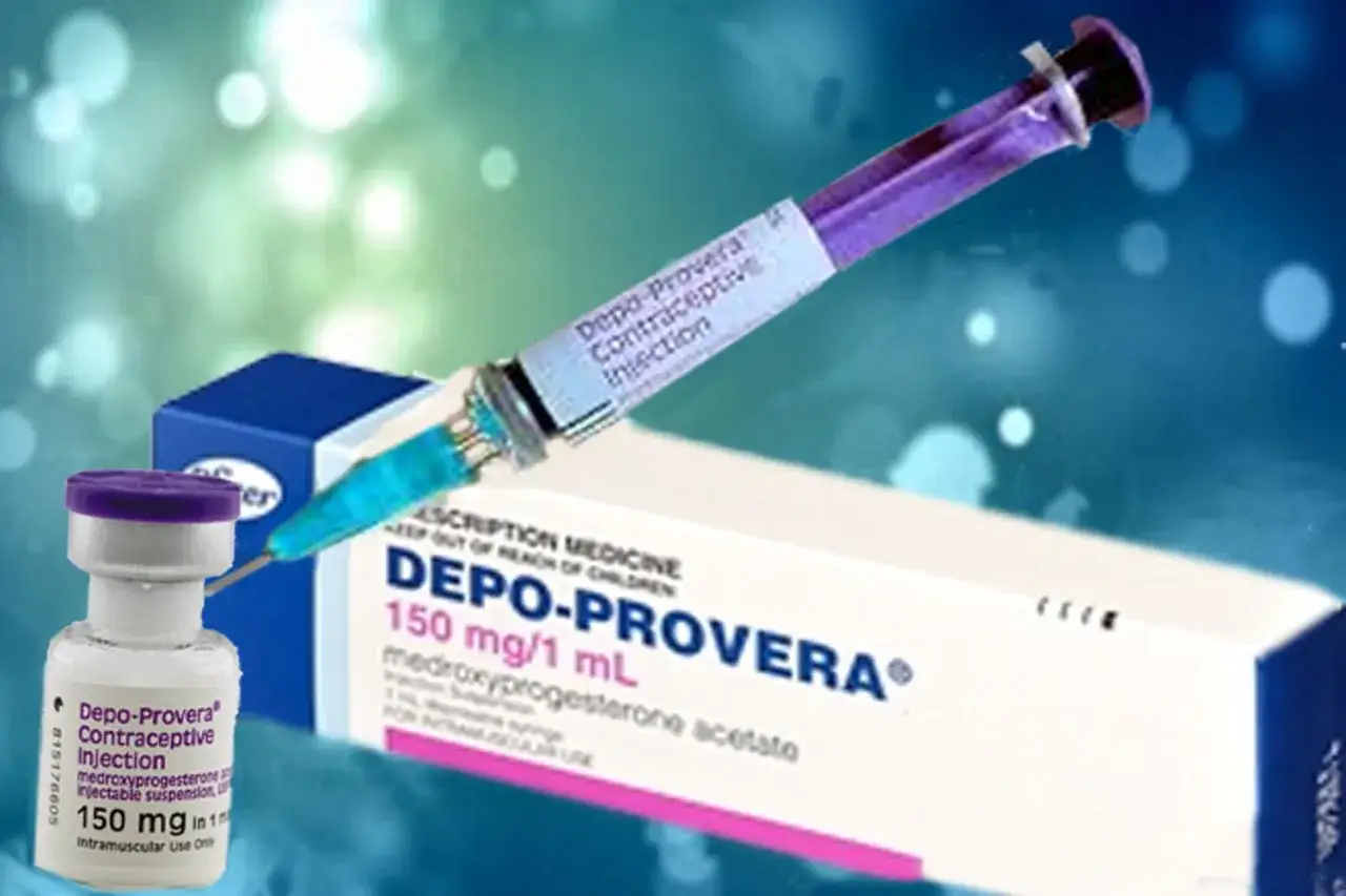 Vial y caja de Depo-Provera, un m&eacute;todo de anticonceptivos inyectables, junto a una jeringa lista para su uso.