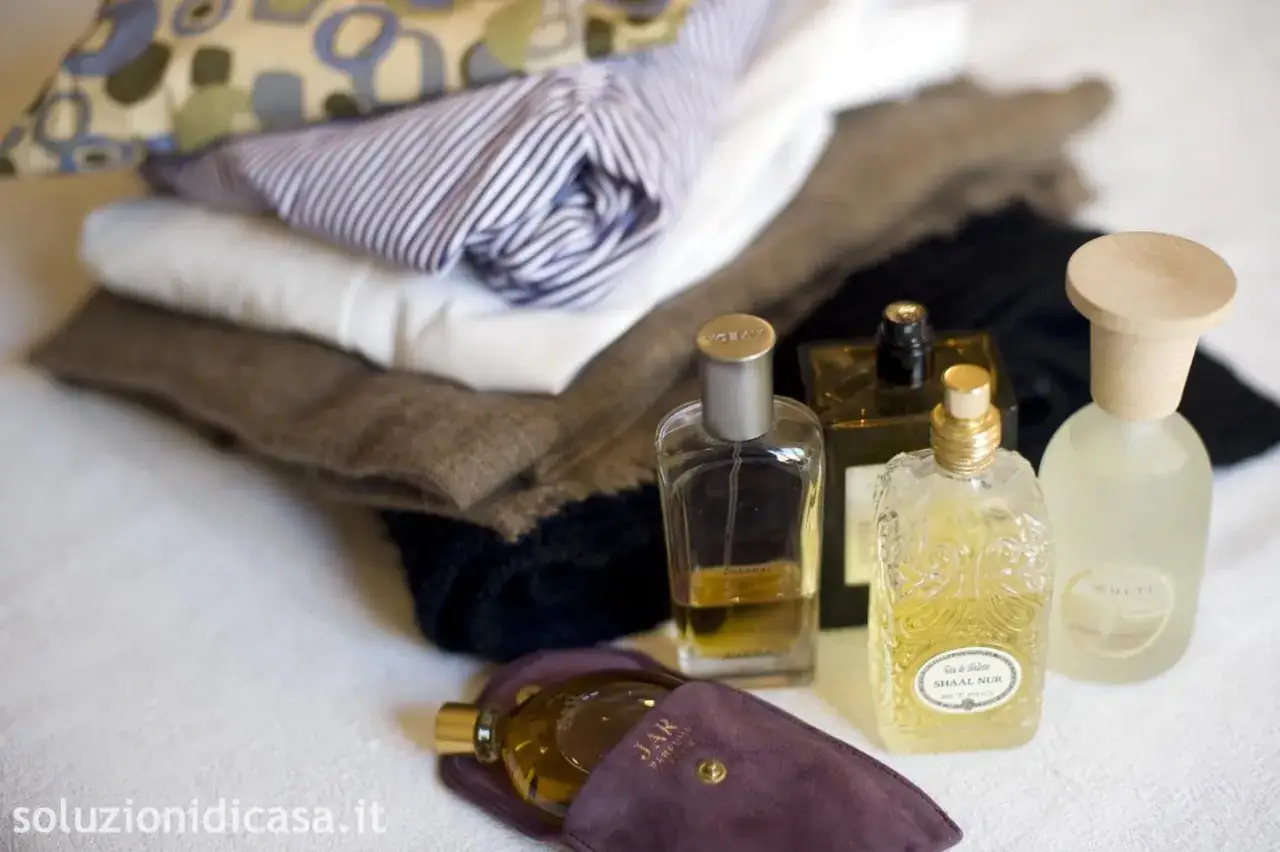 Profumi e tessuti morbidi, un invito a creare la propria aura con eleganti macchie di profumo.