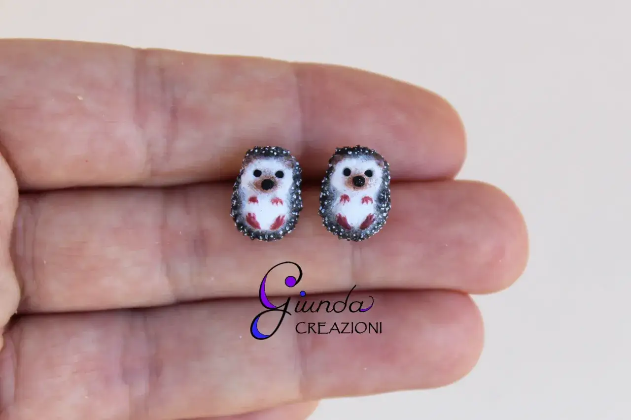 Due adorabili orecchini a forma di riccio, realizzati con pasta fimo, perfetti per chi cerca idee uniche e simpatiche.