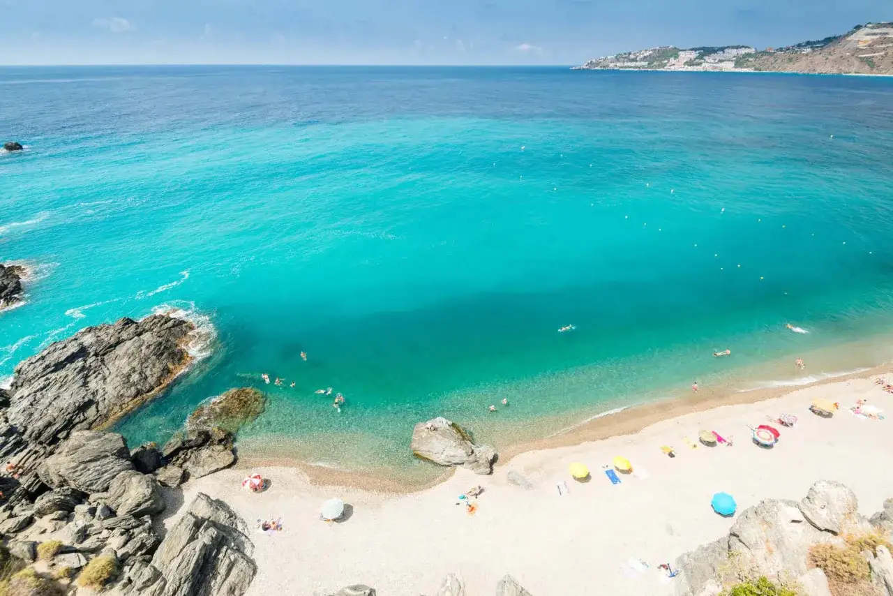 Aguas turquesas y gente disfrutando en la playa de Salobreña. ¡Las playas de Salobreña opiniones son muy positivas!