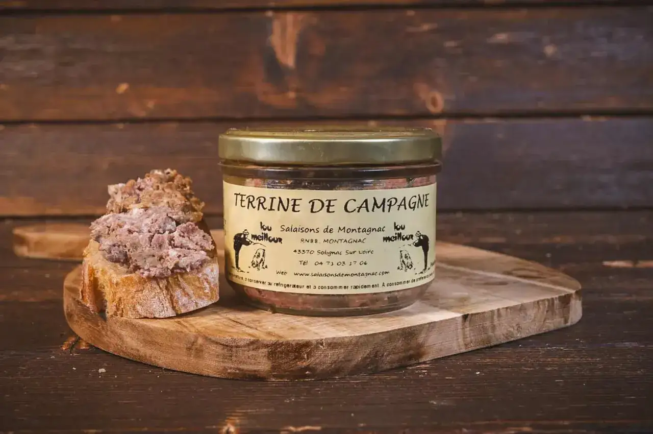 Une terrine de campagne en pot, avec des toasts tartinés, illustre la différence entre terrine et pâté.