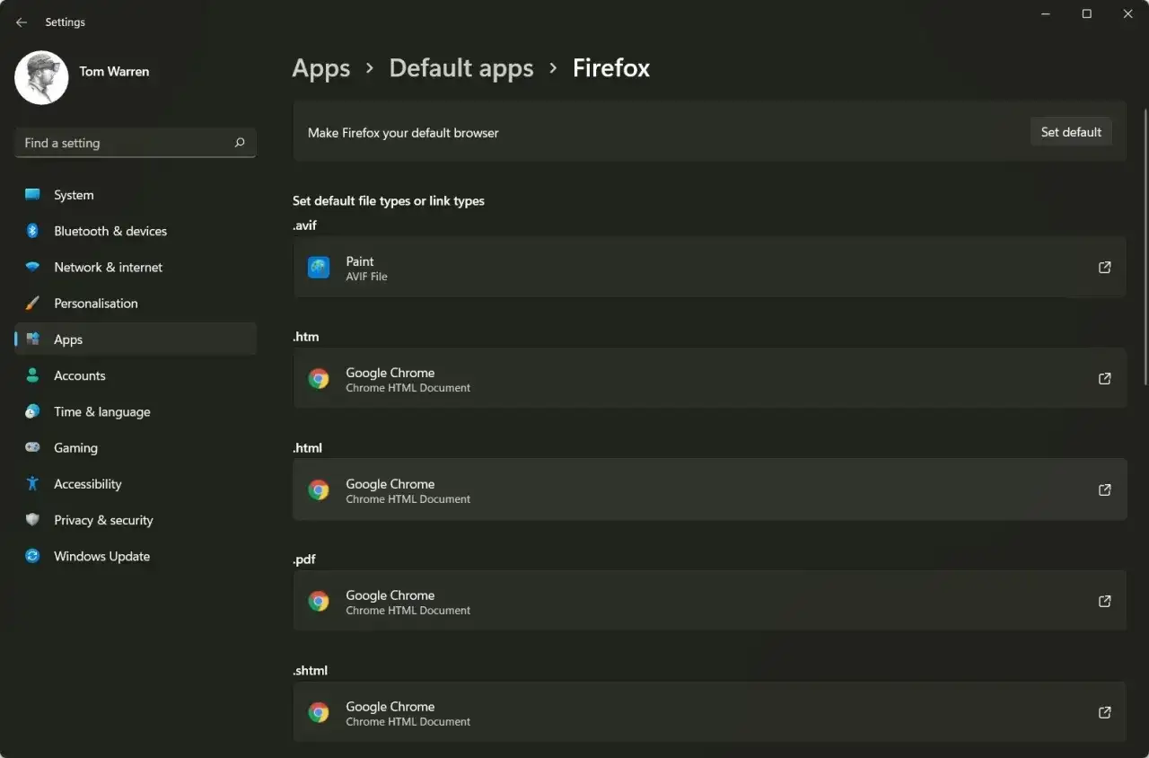 Ustawienia Windows 11: Aplikacje > Domyślne aplikacje > Firefox. Zmień domyślną przeglądarkę i powiązania plików.