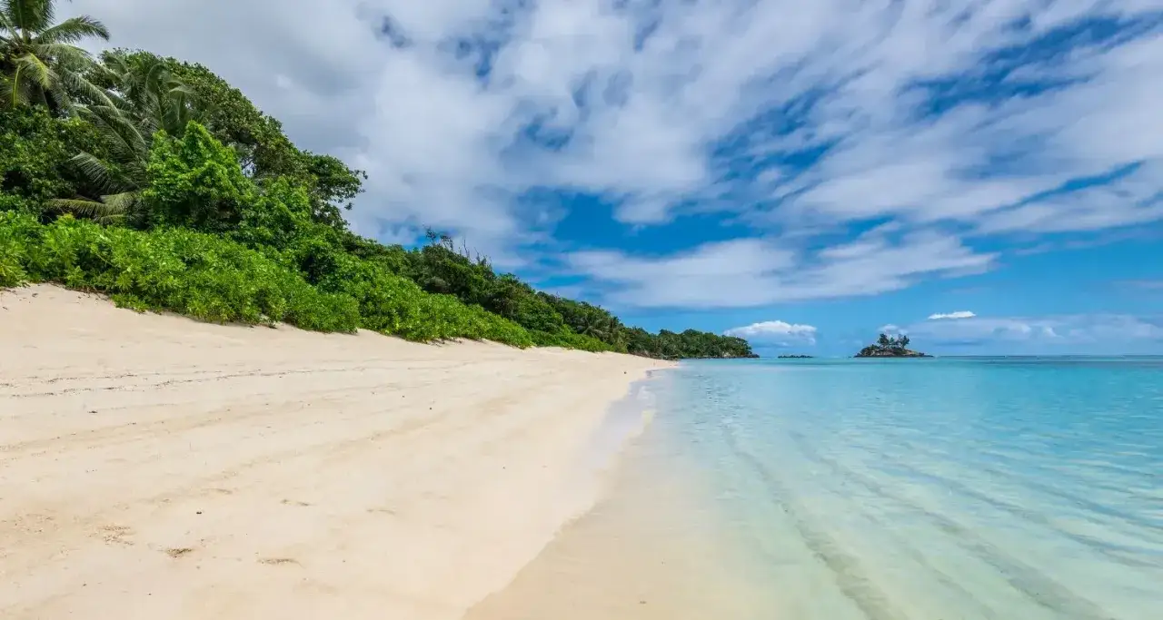 Rajska plaża na Seszelach, idealna na wakacje. Kiedy jechać? Właśnie teraz!