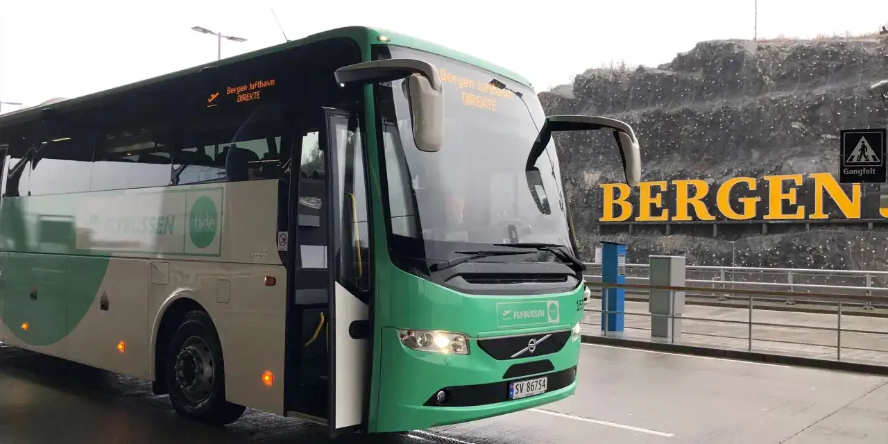 Zielony autobus Flybussen z napisem