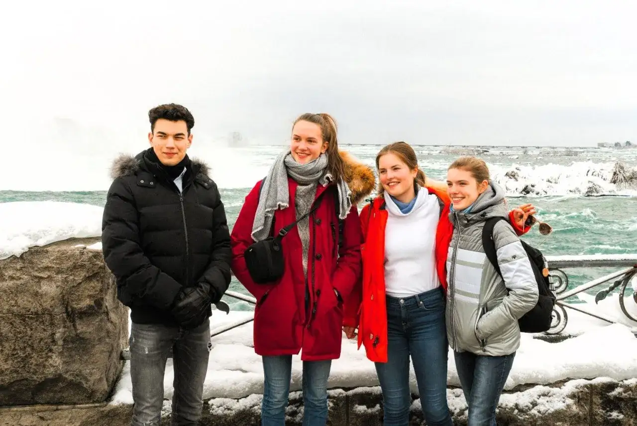 Vier junge Leute genie&szlig;en ihren Austausch in Kanada an den eisigen Niagaraf&auml;llen.