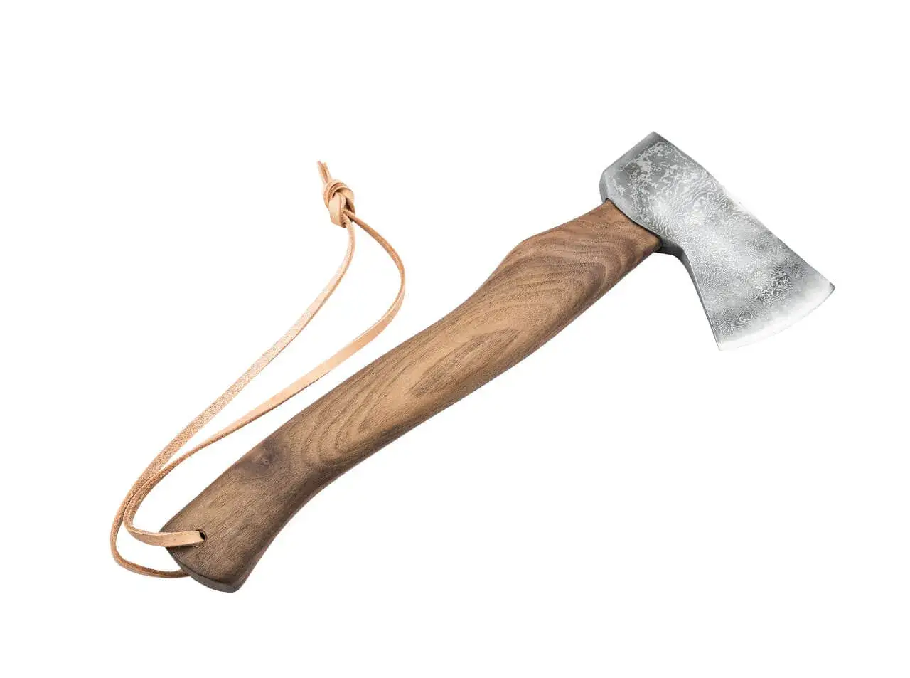 Un hacha de mano con mango de madera y hoja de acero damasco. Un cord&oacute;n de cuero cuelga del extremo del mango, listo para ser usado con otras hachas.