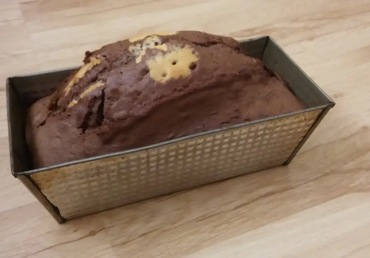Wilgotna babka na oleju z kakao, świeżo upieczona, w metalowej formie.