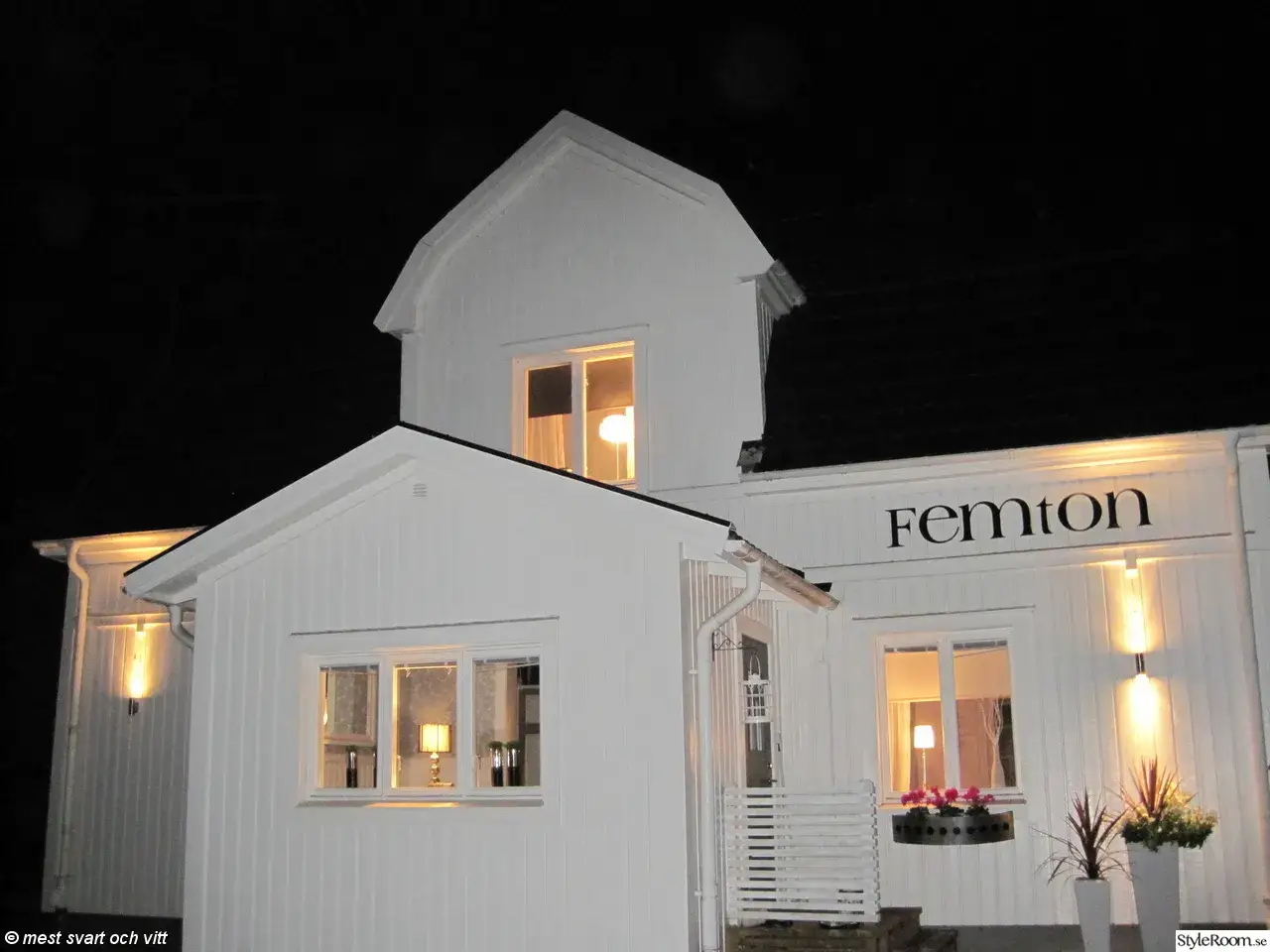 Vitt hus med svarta knutar,