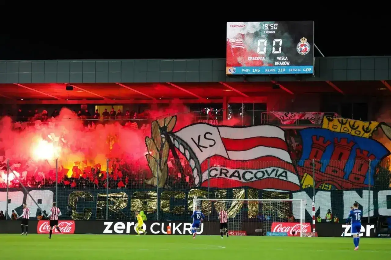 Oprawa meczowa najstarszego klubu piłkarskiego w Polsce, Cracovii. Kibice odpalili race, tworząc czerwony dym.