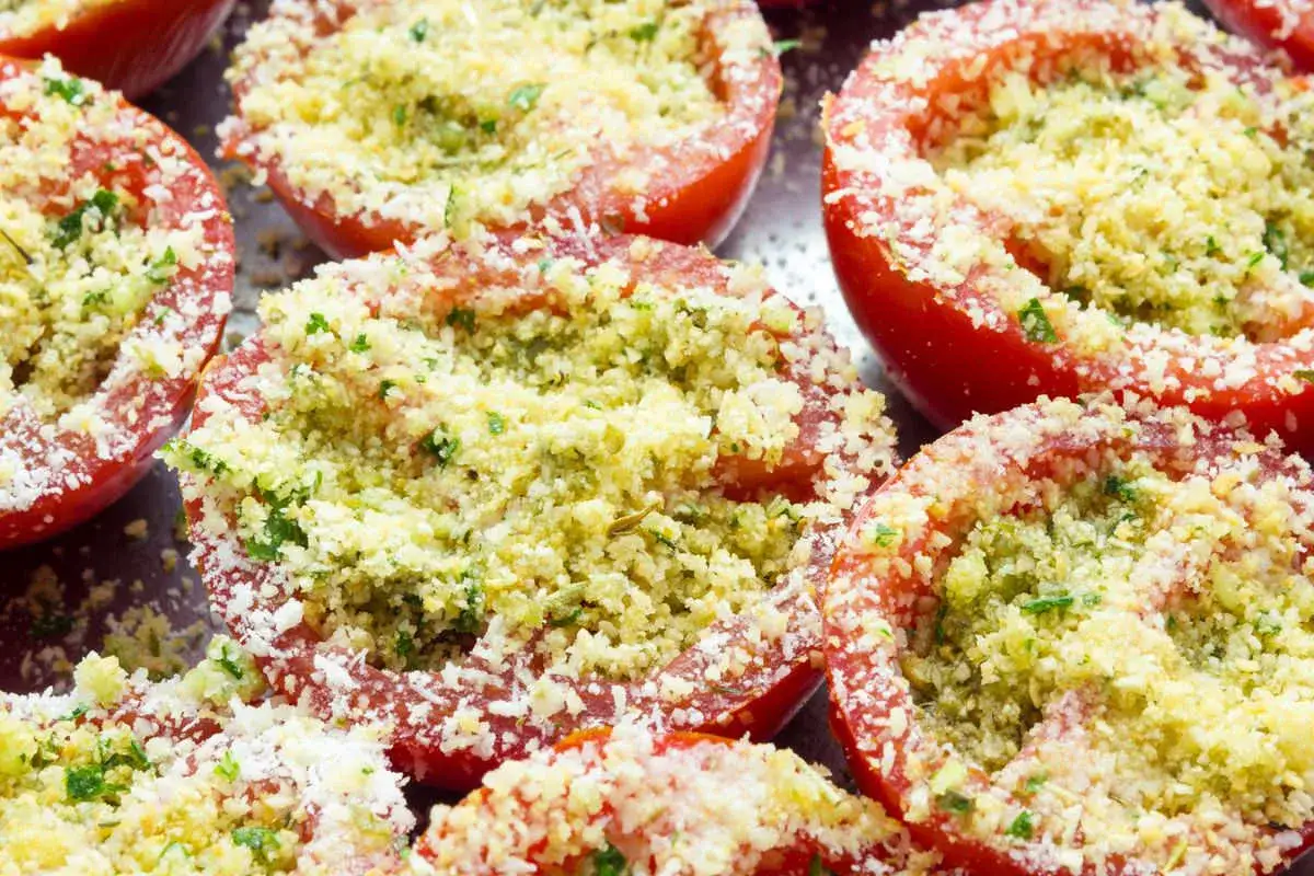 Pomodori gratinati in friggitrice ad aria, pronti per essere cotti. Un contorno saporito e veloce.