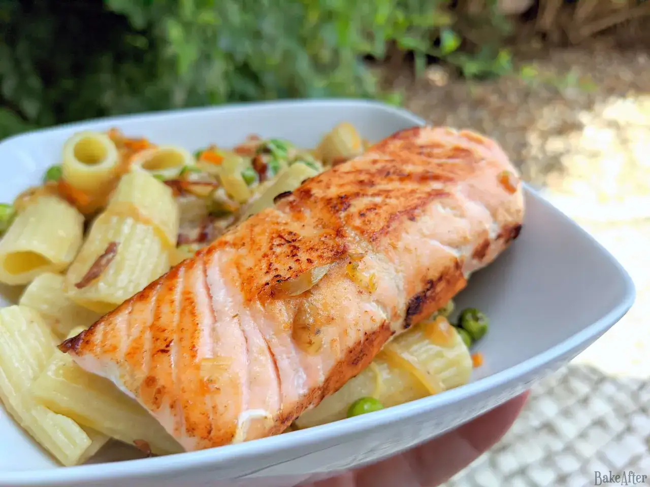 Gebratener Lachs auf cremiger Pasta mit Erbsen und Karotten. Ein einfaches und köstliches Gericht, perfekt für schnelle Lachs Rezepte.