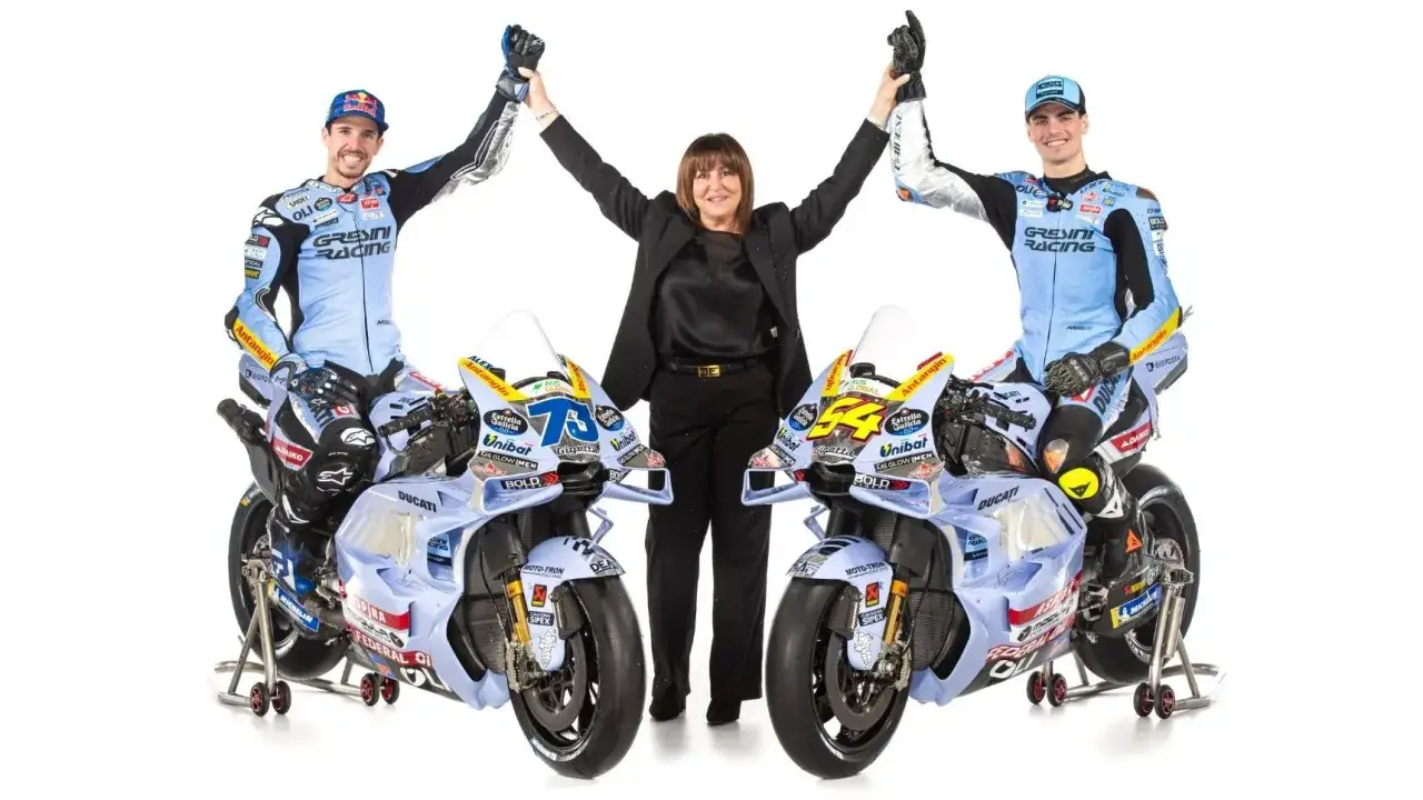 Alex M&aacute;rquez y su compa&ntilde;ero de equipo celebran junto a su jefa, listos para la temporada de MotoGP con sus motos Ducati.
