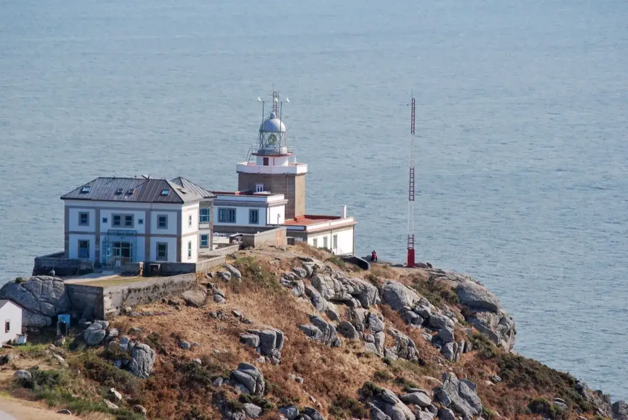 Faro y edificios en Cabo Ortegal. Un lugar para ver la inmensidad del mar y la costa.