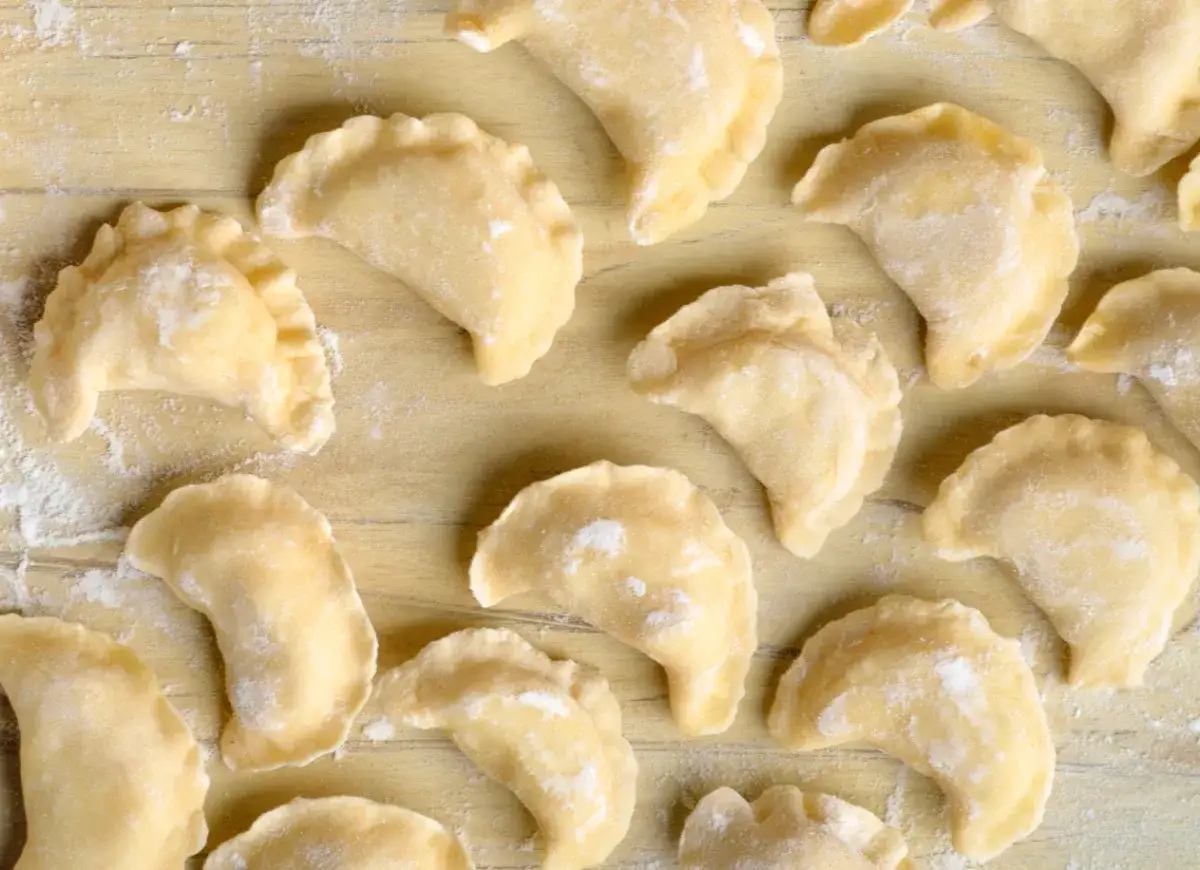 Surowe pierogi ruskie, gotowe do gotowania. Wyglądają jakby Magda Gessler je przygotowała!