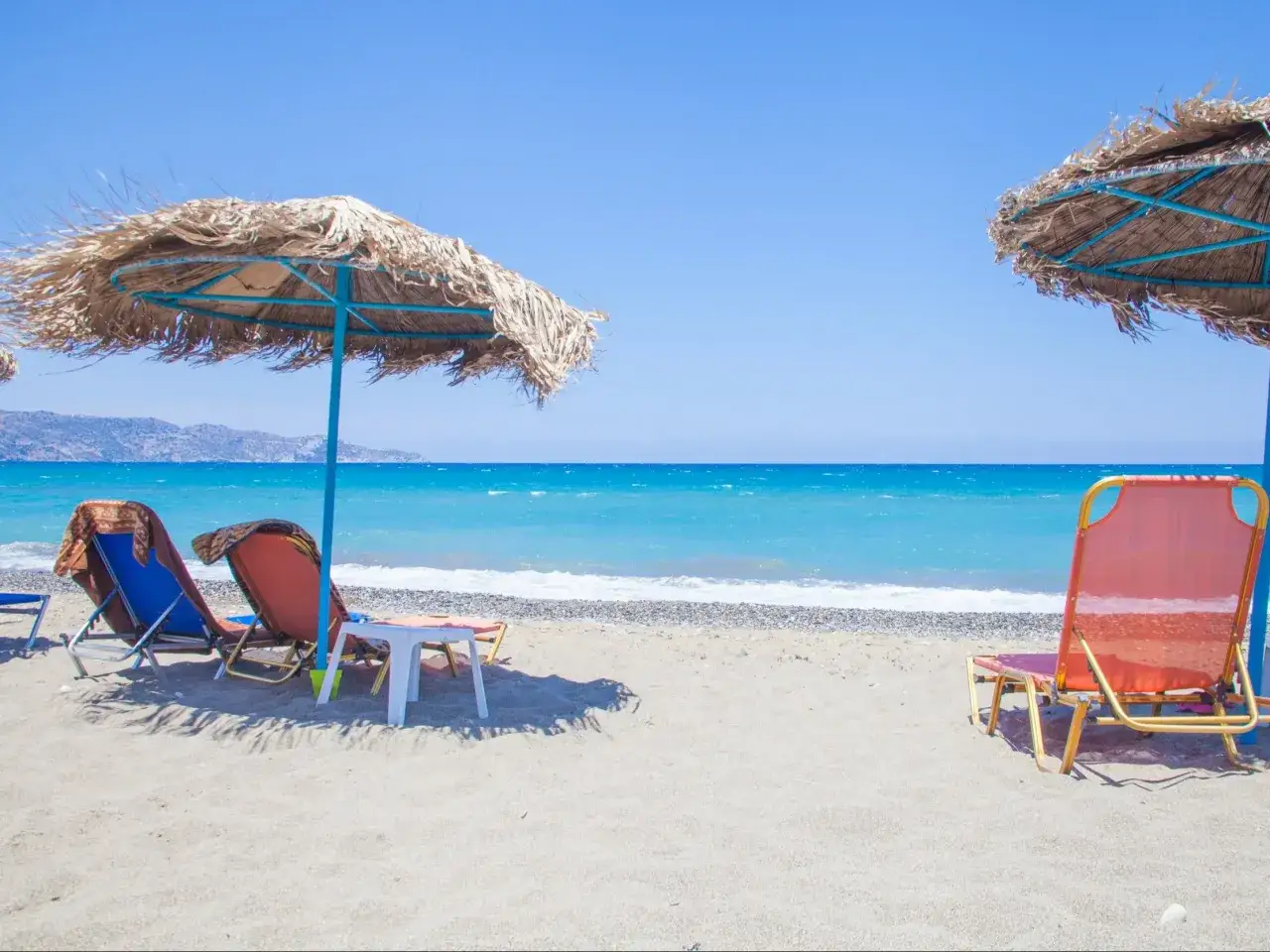 Słońce, plaża i morze - idealne grecja last minute tanio. Leżaki czekają na Ciebie!