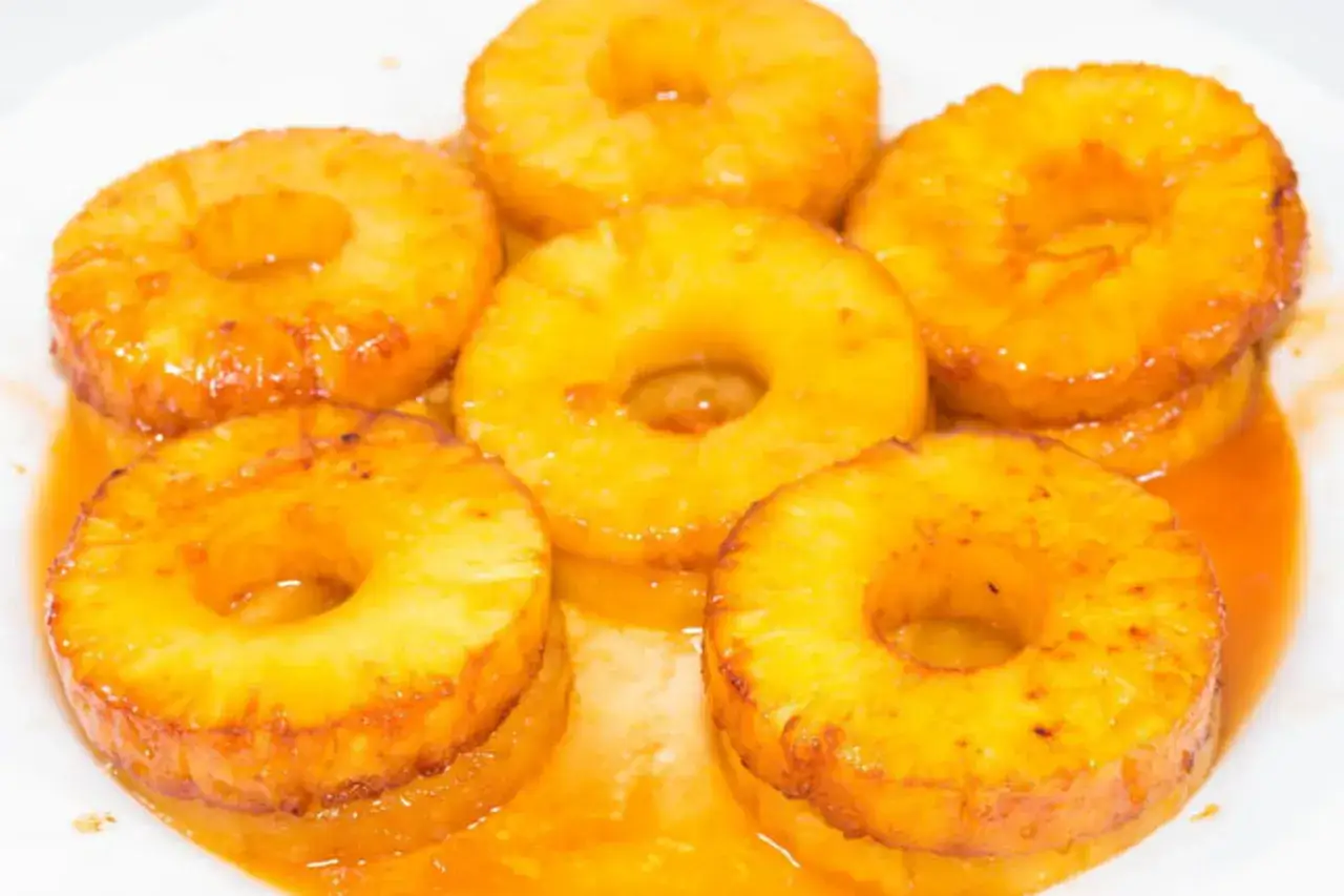 Tranches d'ananas r&ocirc;ti &agrave; la po&ecirc;le, caram&eacute;lis&eacute;es et servies dans un jus dor&eacute;. Un d&eacute;lice sucr&eacute; et acidul&eacute;.