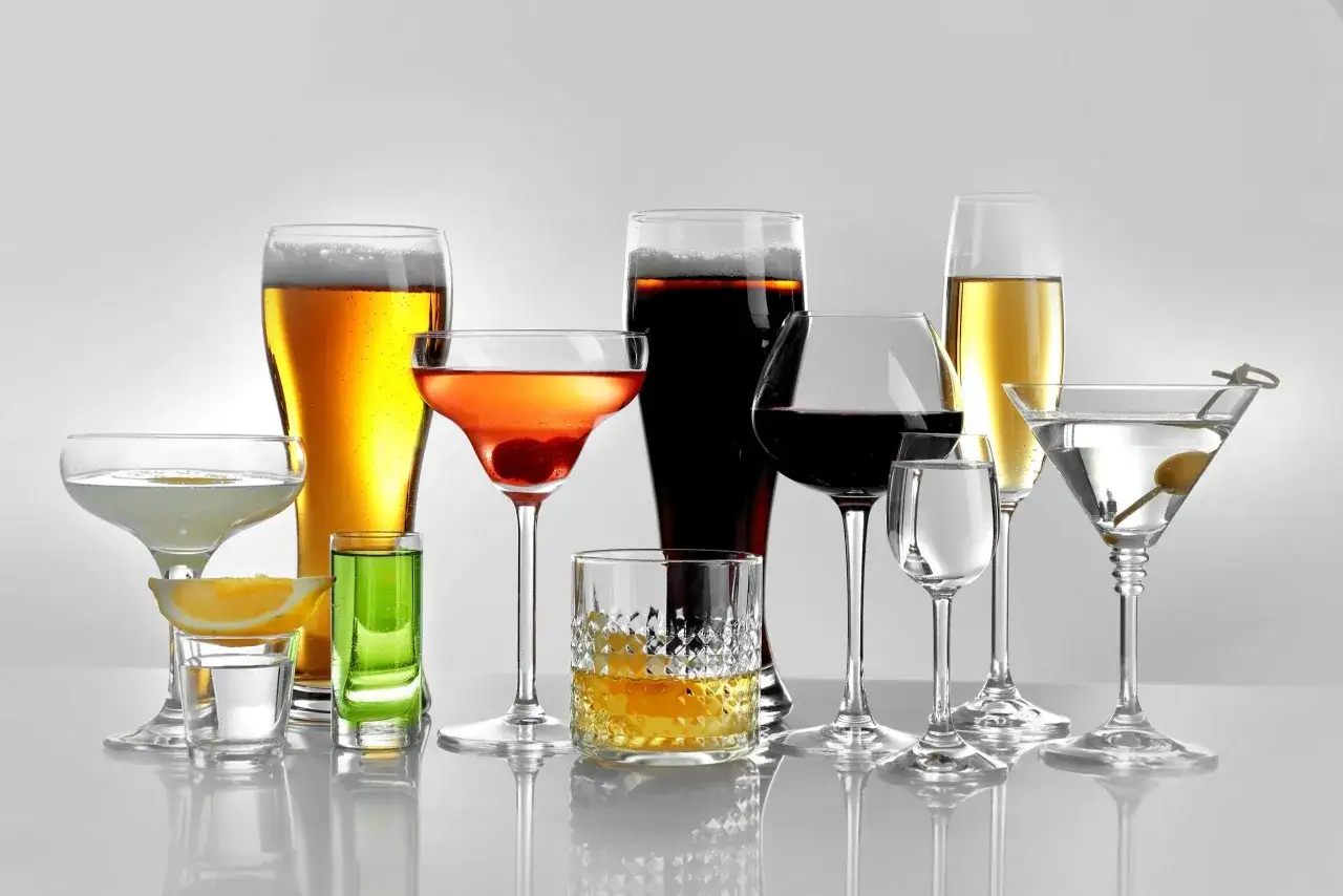 R&oacute;żnorodne dawki alkoholu: piwo, wino, martini, whisky i kolorowe shoty.