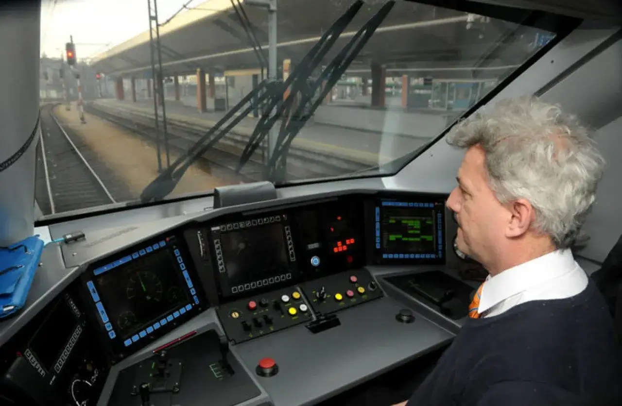 Maszynista Pendolino w kabinie, gotowy do jazdy. Zastanawiasz się, ile jedzie Pendolino z Katowic do Gdańska?