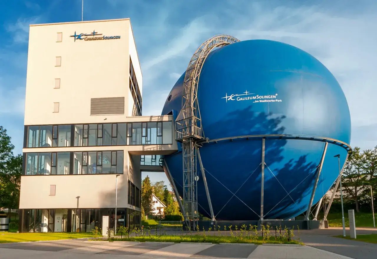 Das Galileum Solingen mit seiner markanten blauen Kugel und dem modernen Geb&auml;ude.