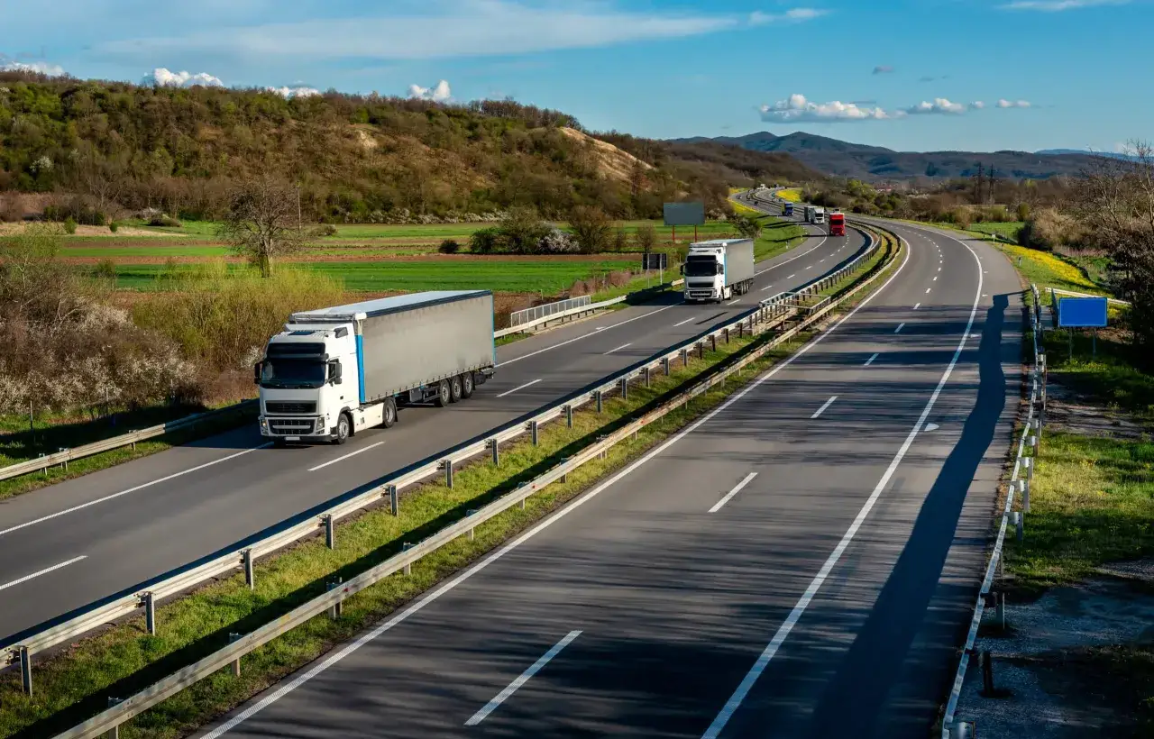Ciężar&oacute;wki na autostradzie w Hiszpanii, każdy kierowca pilnuje czasu pracy dzięki tachografowi.