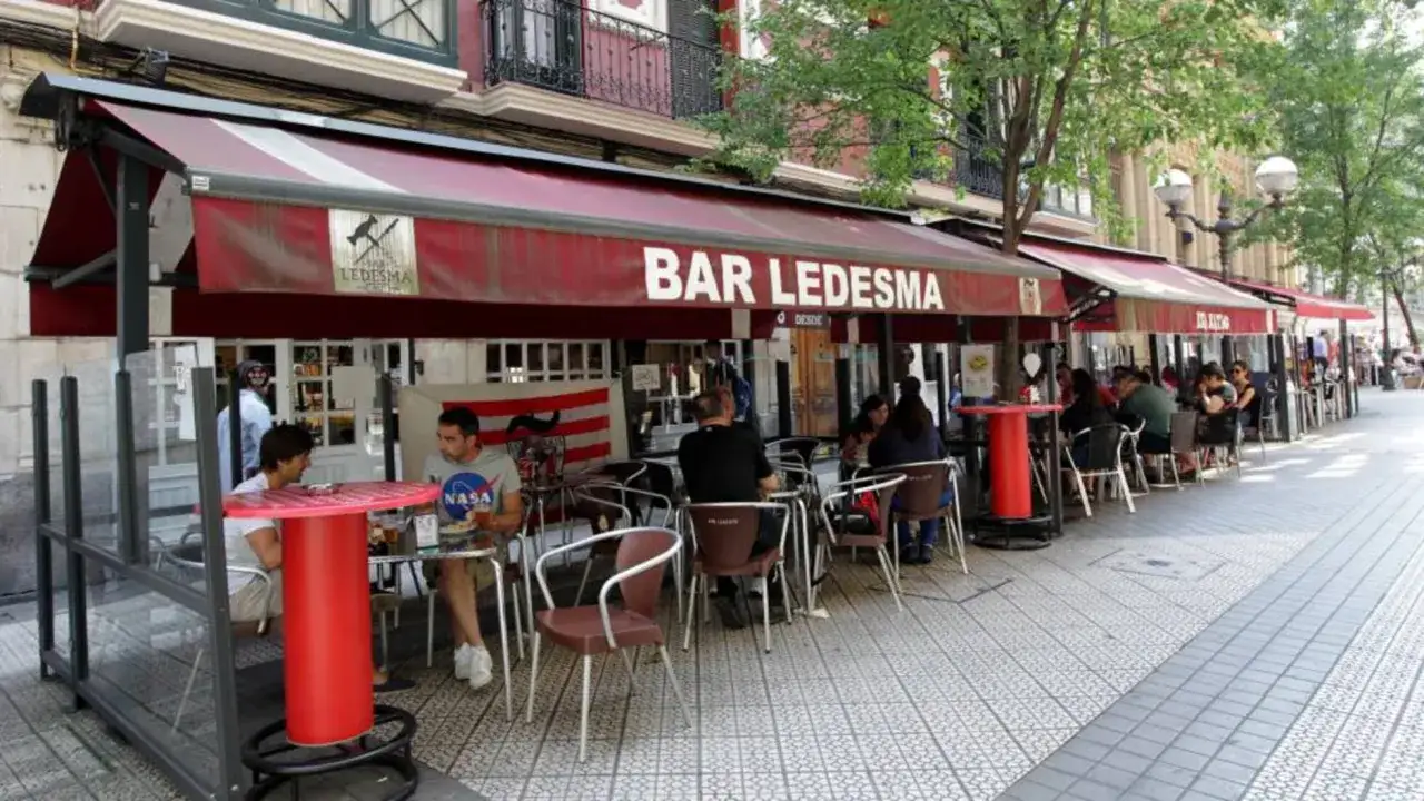Gente disfrutando en la terraza del Bar Ledesma. La pregunta de hasta qu&eacute; hora puede hacer ruido un bar es clave para la convivencia.