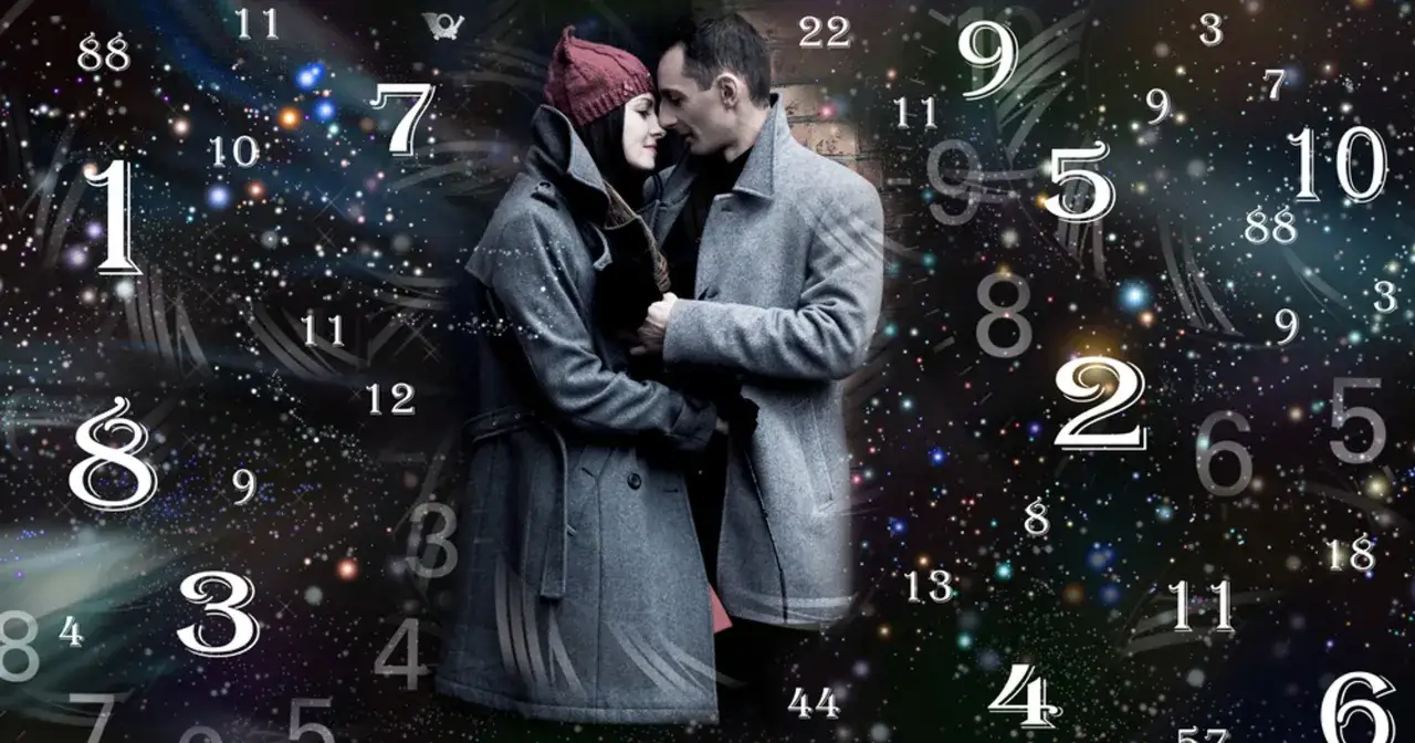 Para, otoczona liczbami, symbolizująca numerologiczną 4 i 7.