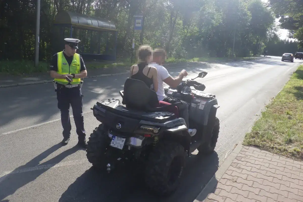 Policjant kontroluje parę na quadzie. Czy na quada trzeba kask? To pytanie zadaje sobie wielu kierowców.