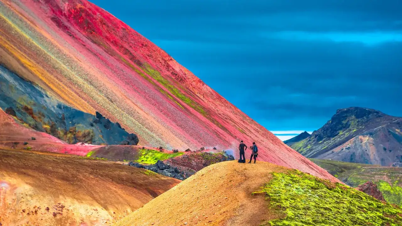Kolorowe góry Landmannalaugar, Islandia. Pogoda w lipcu sprzyja wędrówkom po tęczowych zboczach.