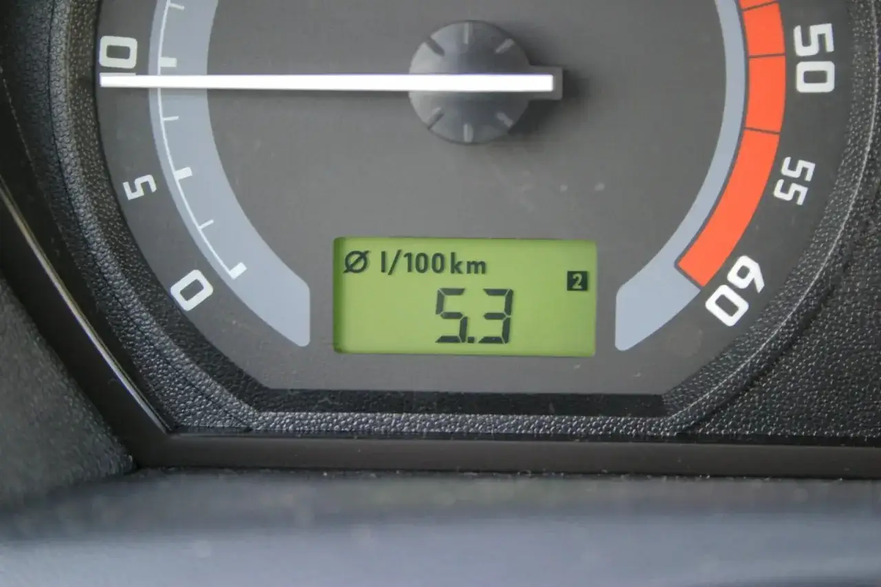 Na wyświetlaczu samochodu widać, jak obliczyć spalanie: średnio 5,3 l/100 km.