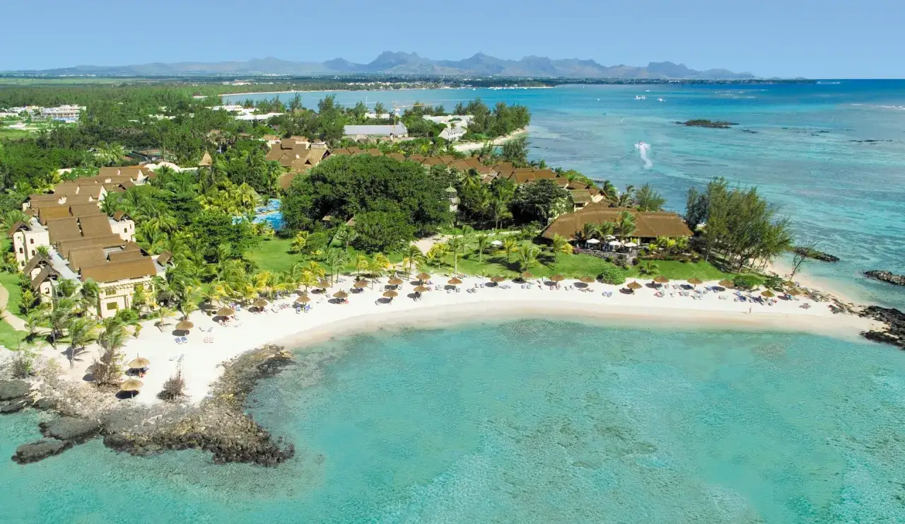 Rajski widok na Mauritius: plaża, turkusowa woda, palmy i luksusowy resort. Idealne miejsce, gdy jechać Mauritius atrakcje czekają!