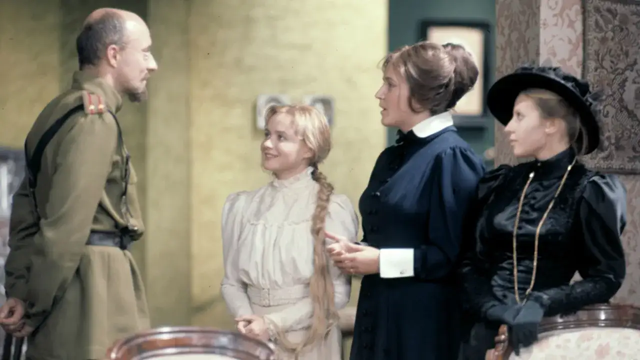 Teatr Telewizji TVP 1 dzisiaj: oficer rozmawia z trzema kobietami w historycznych strojach.