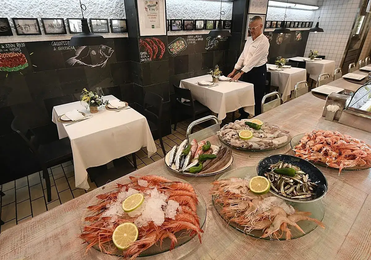 Mesas puestas y mariscos frescos listos para servir. Un lugar ideal donde comer pescado en Almería.