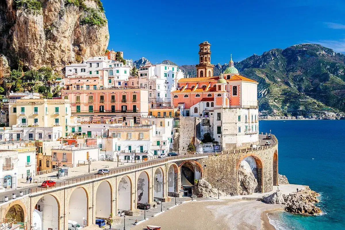 Borghi da visitare in Campania: case colorate a picco sul mare, un ponte ad archi e la costa amalfitana.