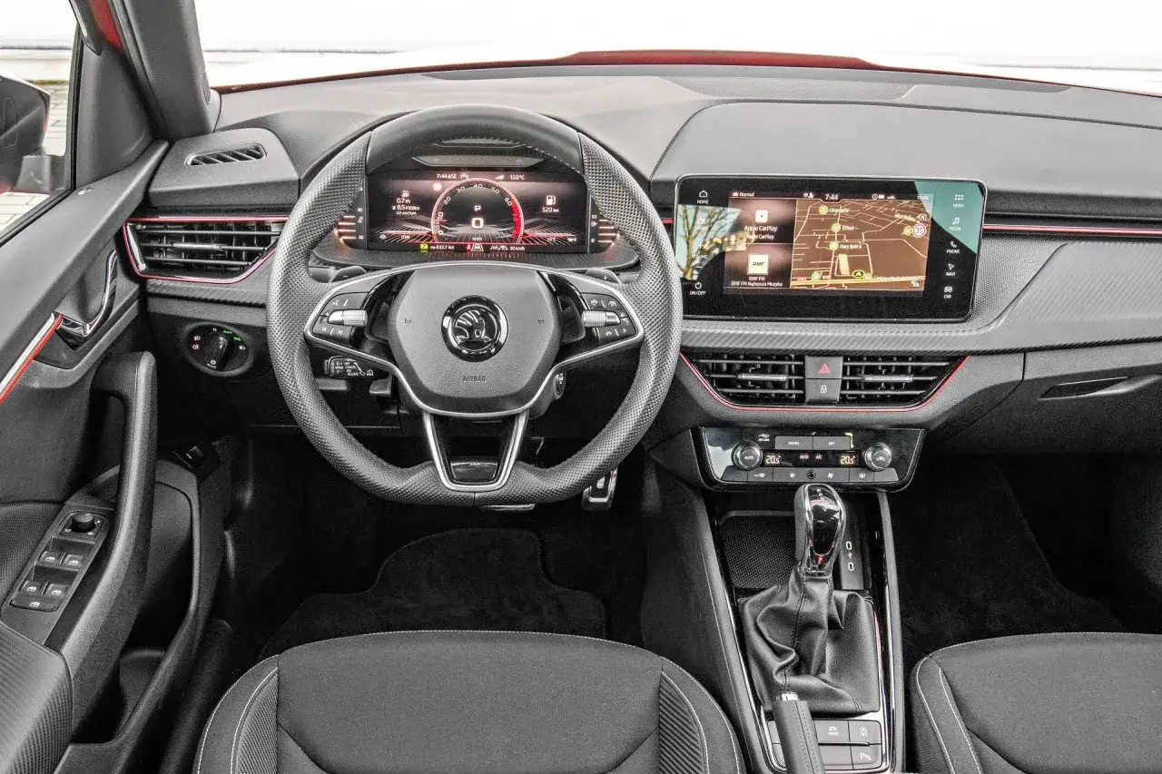 Wnętrze Skody Kamiq z cyfrowymi zegarami i ekranem multimedialnym. Sprawdź aktualną skoda kamiq cena i wyposażenie.