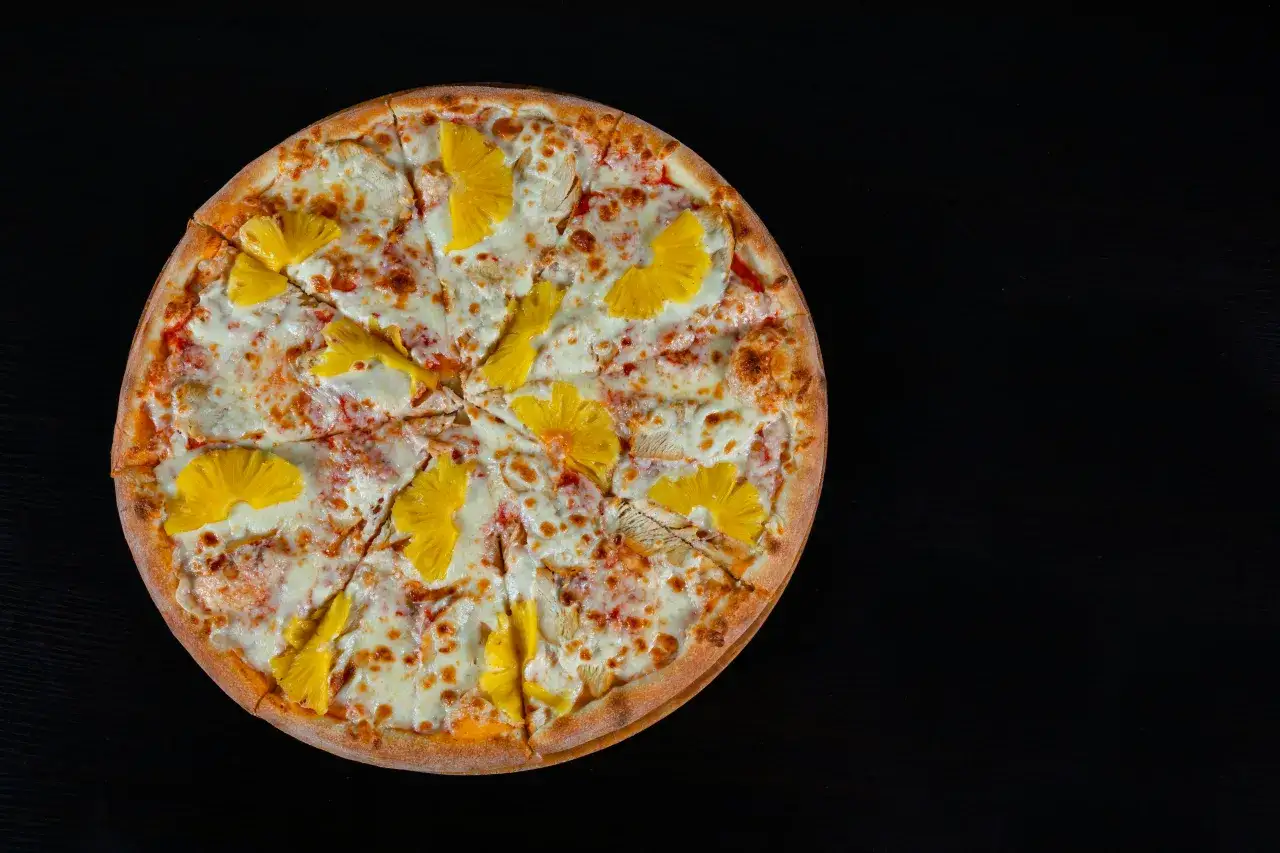 Pizza hawajska z kurczakiem i ananasem. Kto wymyślił tę kontrowersyjną kombinację?