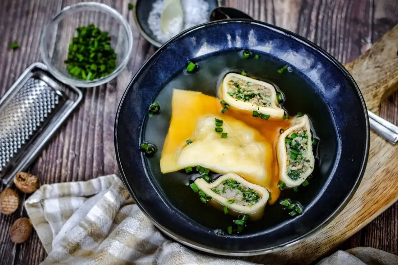 Maultaschen selber machen Rezept: Herzhafte Maultaschen in Br&uuml;he, garniert mit Schnittlauch.