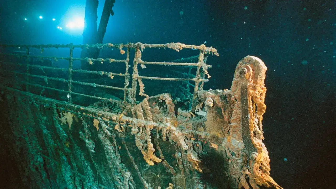 Restos oxidados del Titanic, una de las **titanic fotos reales** que muestran la barandilla y la proa del barco hundido en el abismo.