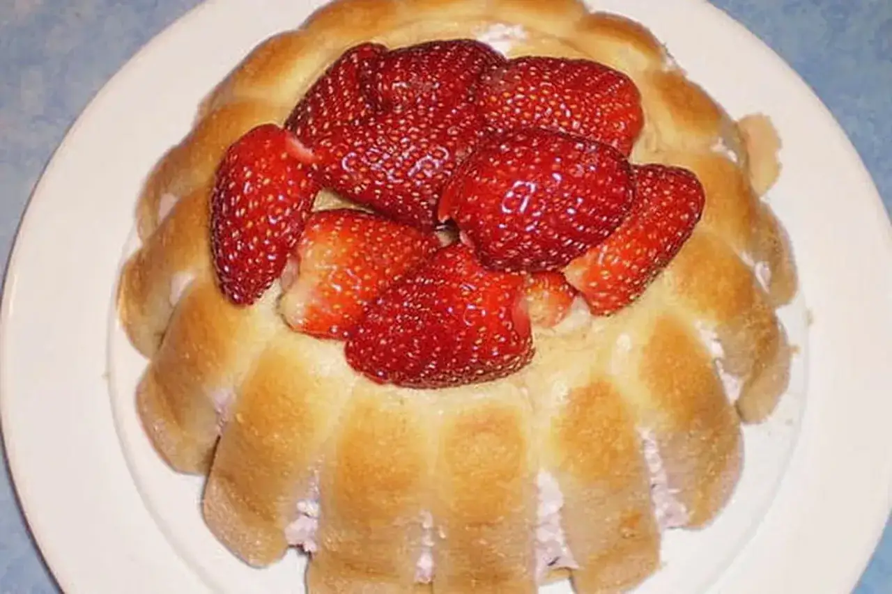 Charlotte aux fraises et fromage blanc, un délice fruité et crémeux.