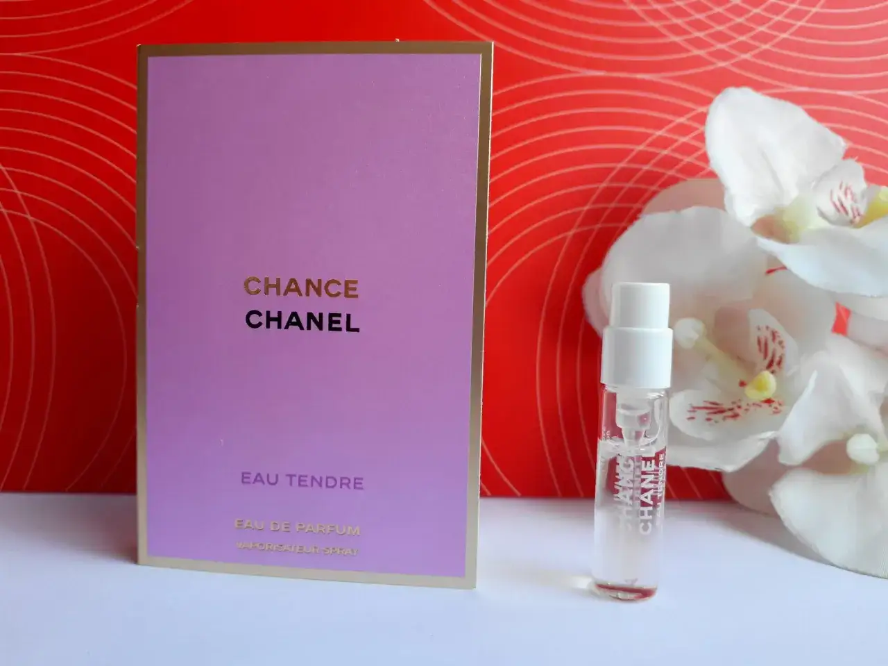 Perfumetka Chanel Chance Eau Tendre EDP obok pudełka i białych kwiatów.