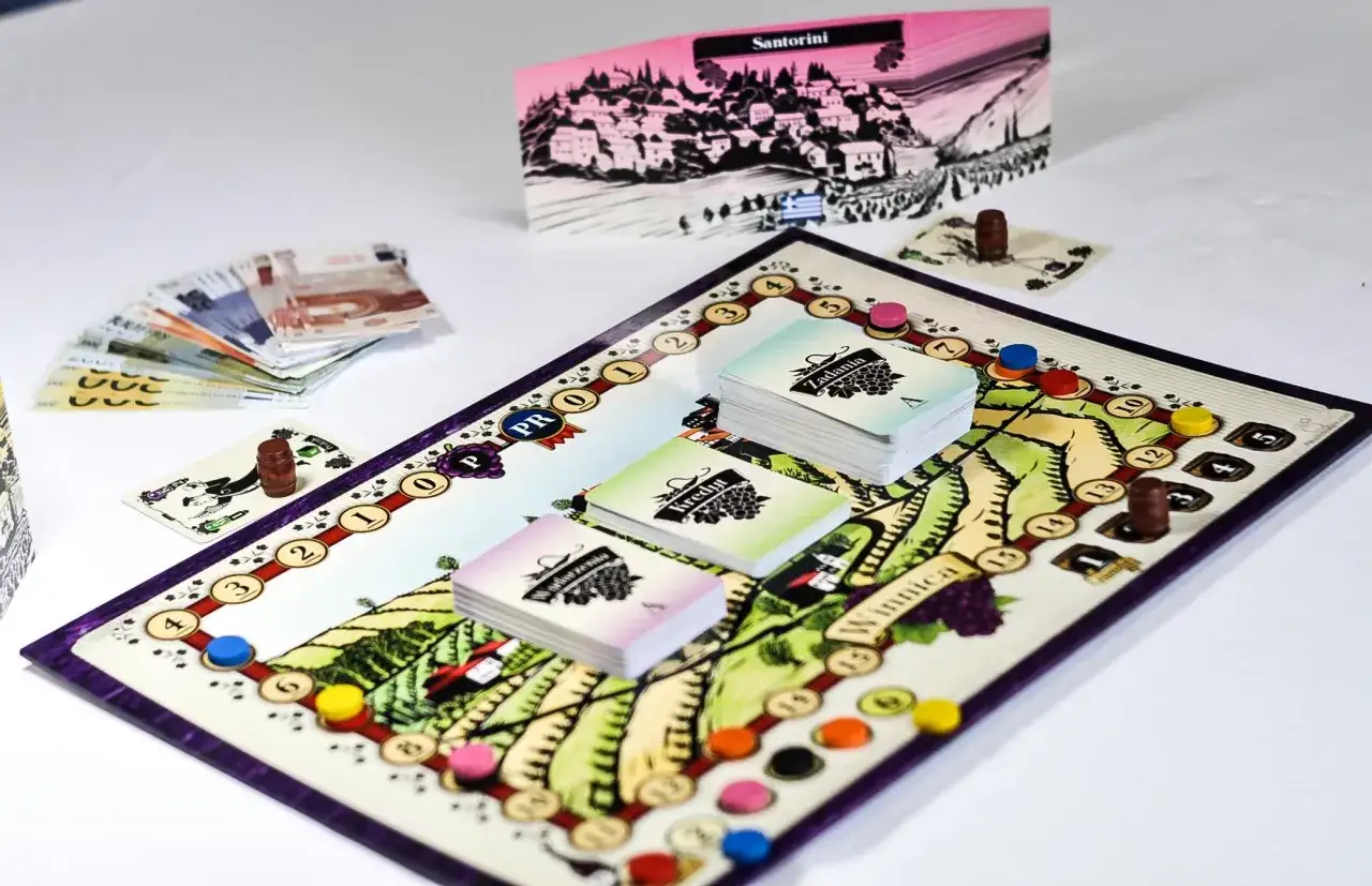 Plansza do gry o tematyce **viticulture**, z kartami zadań, pieniędzmi i znacznikiem Santorini.