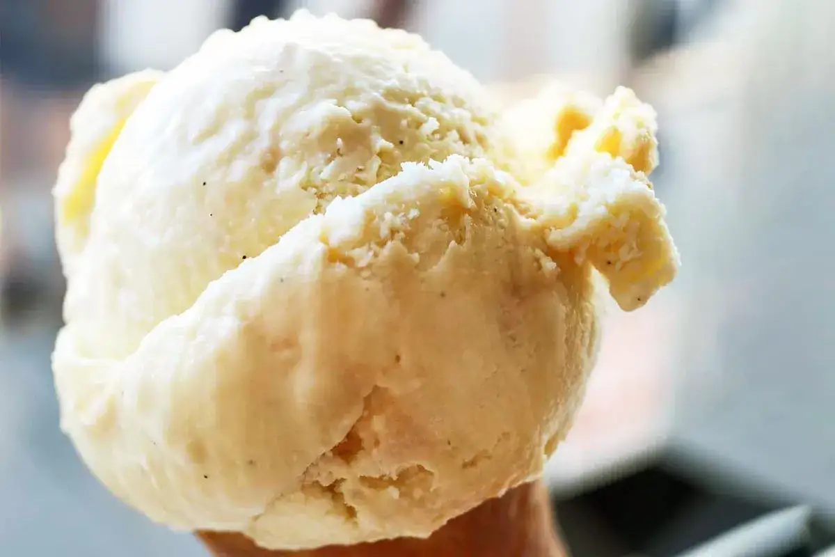 Cremiges Vanilleeis mit feinen Ei-Noten, perfekt für heiße Tage.