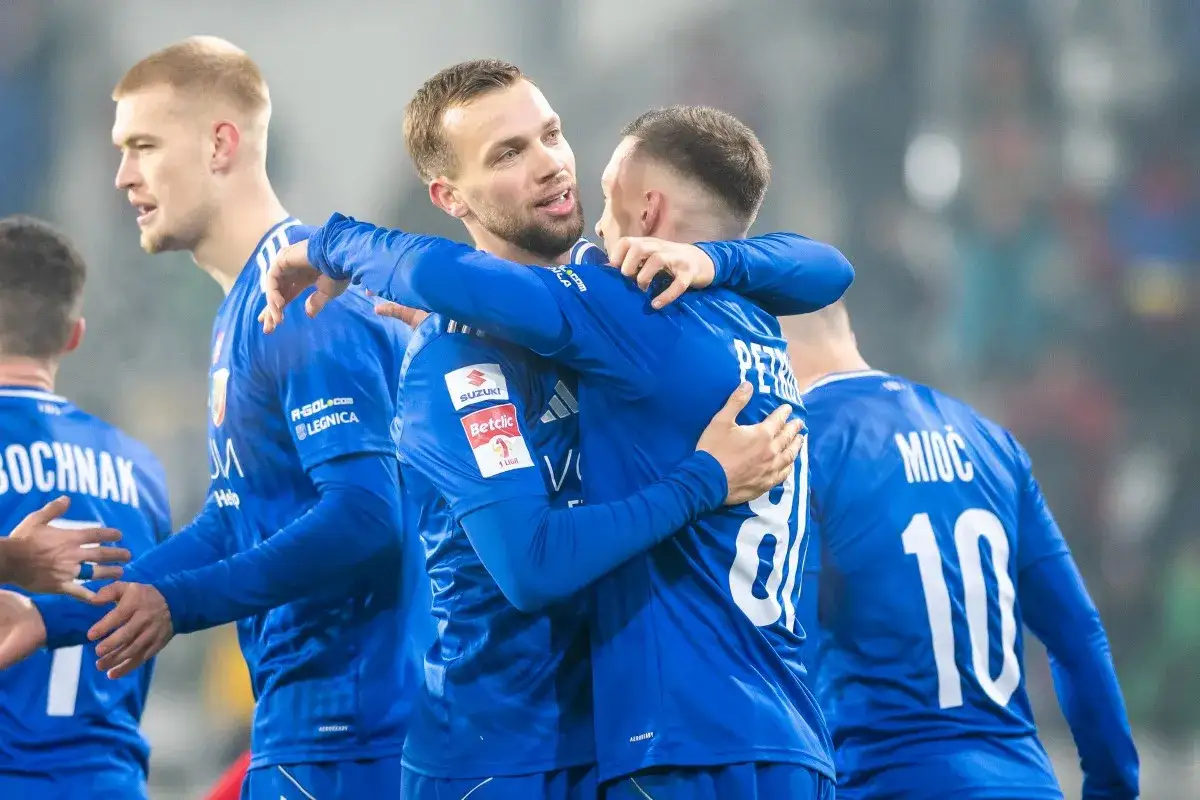 Piłkarze Miedzi Legnica świętują bramkę. Widać numery 8 i 10 na koszulkach. Transfery w Legnicy przynoszą radość.