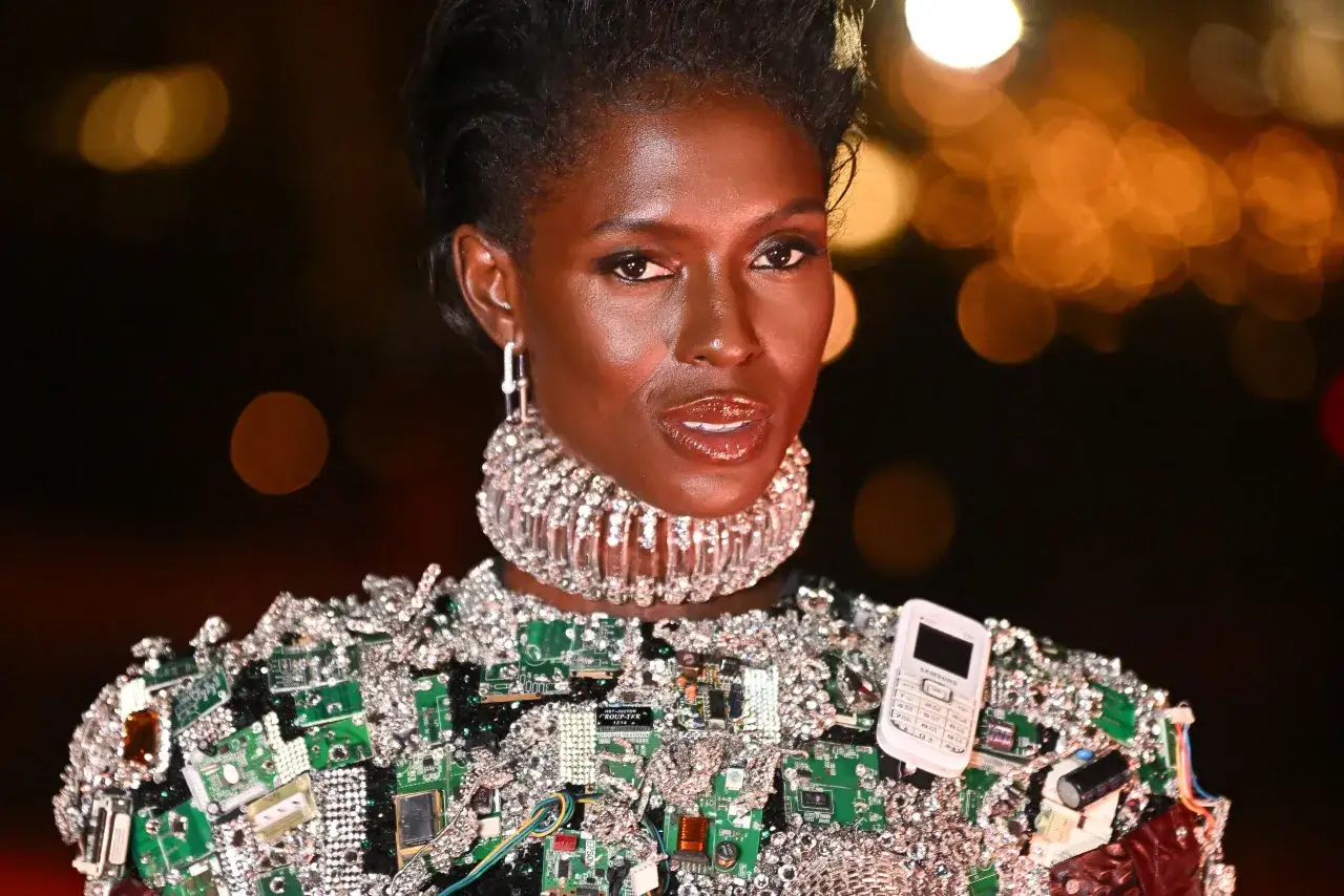 Jodie Turner-Smith luce un vestido vanguardista adornado con circuitos y un tel&eacute;fono m&oacute;vil, con un collar de diamantes.