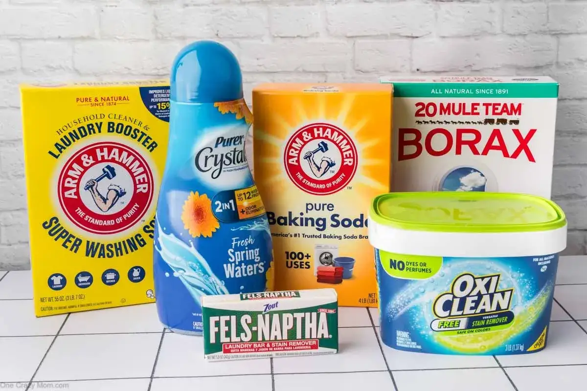 Vari prodotti per il bucato: detersivo liquido Purex, bicarbonato Arm & Hammer, borace, Fels-Naptha e OxiClean. Cos'&egrave; il detergente? Questi sono alcuni degli ingredienti.