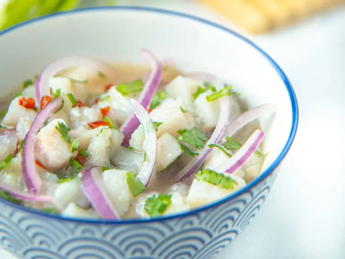 Delicioso ceviche de corvina con cebolla morada, cilantro y chile. Fresco y lleno de sabor.