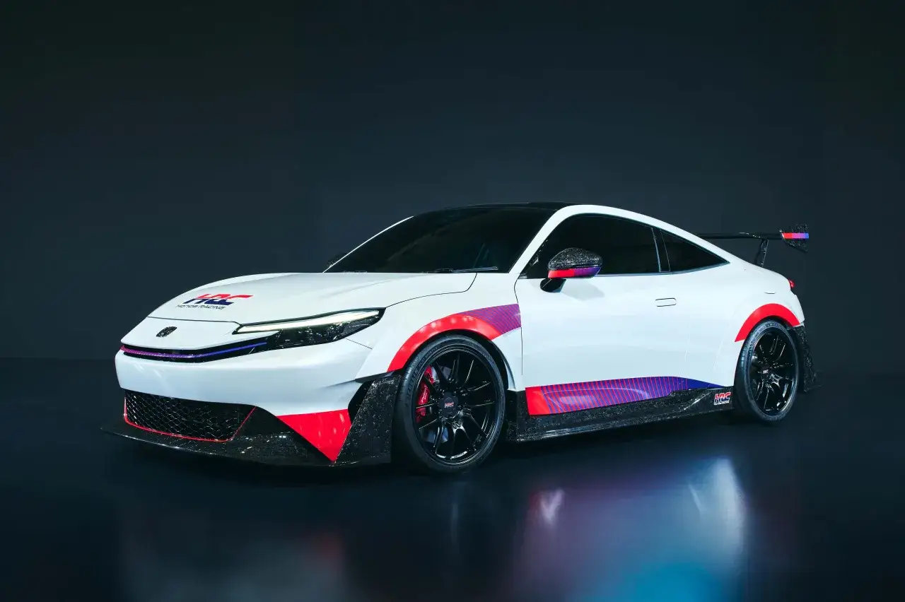 Biały hot hatch z czerwono-fioletowymi akcentami i spojlerem.